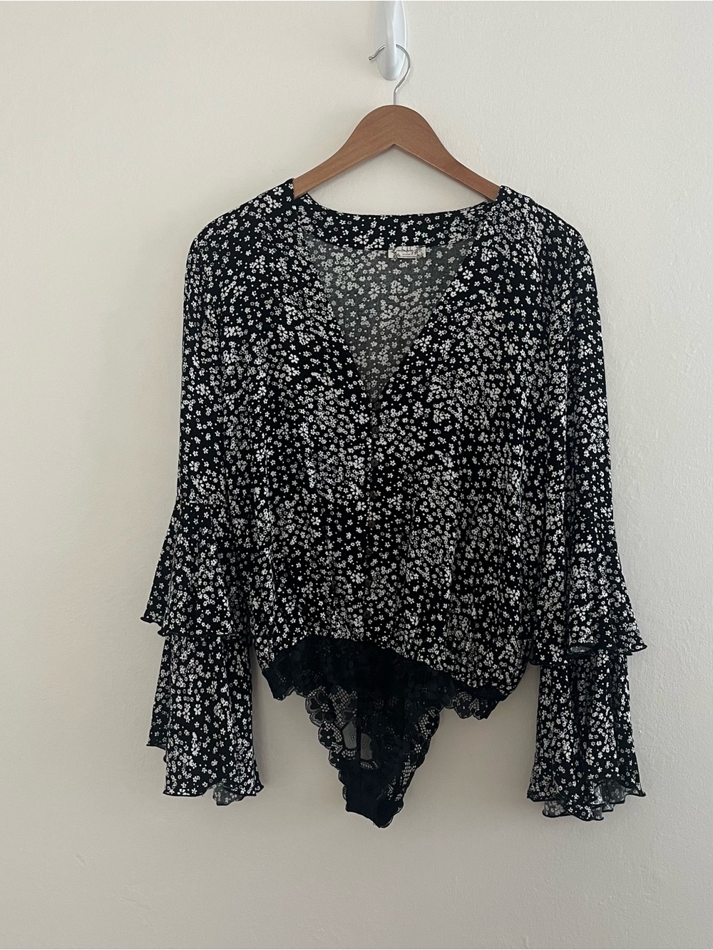 Intimately FP Black & White Floral V-Neck Blouse/Bodysuit Sz XS Bell Sleeves - Picture 4 of 15